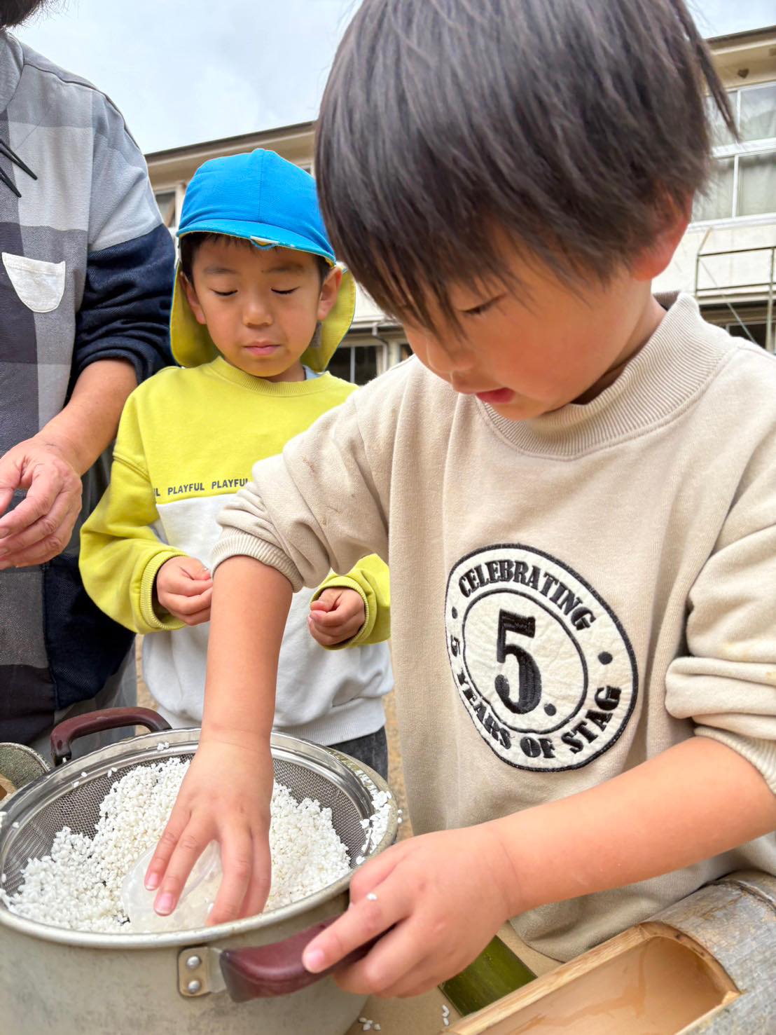 どんどん竹に米を入れていくよ